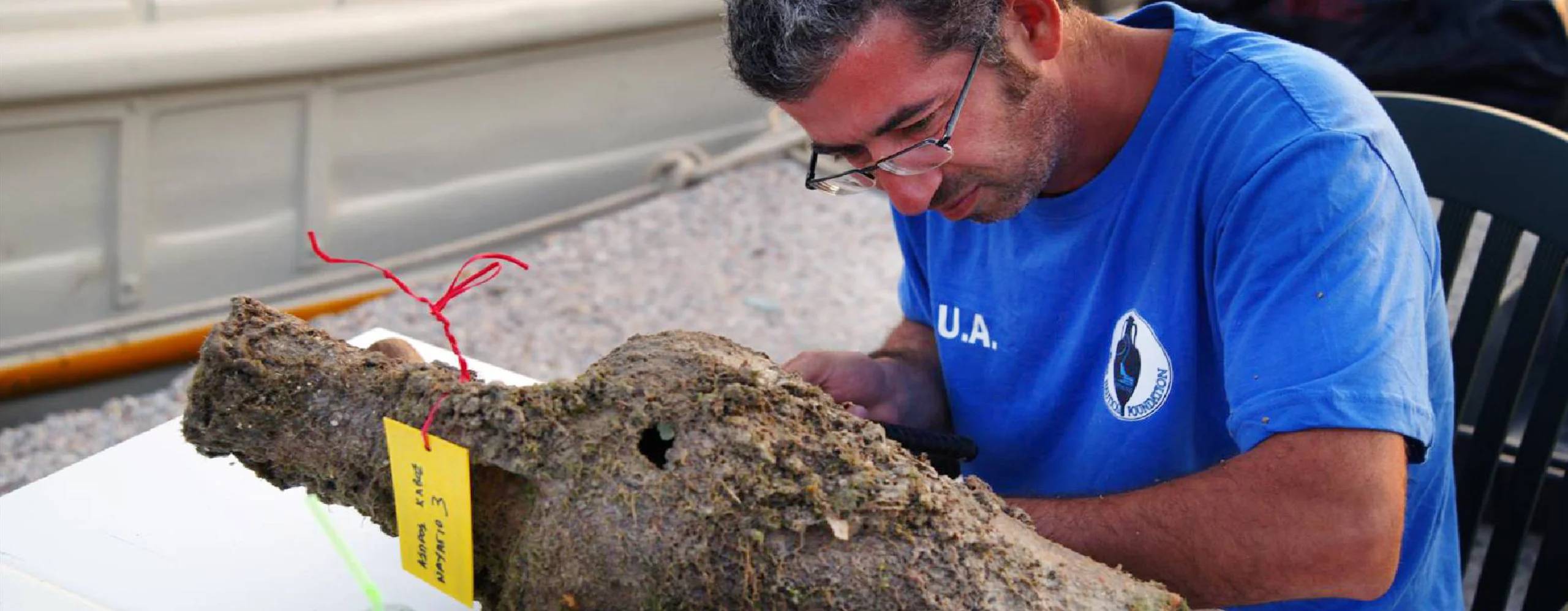 The head conservator cleans an amphora